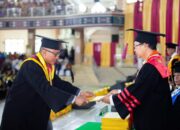 Penjabat Bupati Tumiran Sukses Wisuda Doktor Ilmu Sosial di Uncen Dengan Predikat Cum Laude