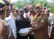 Menyerahkan Beras Bantuan kepada Masyarakat Jetfa, ini kata Bupati Spey