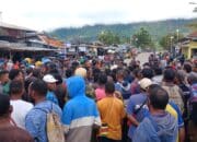 Diduga Pemotongan Dana Desa Ratusan Kepala Kampung lakukan Aksi protes Di Depan Kantor Cabang Bank Papua Oksibil