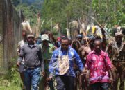 Hadiri Kegiatan Pembaptisan Di Klasis Borme, Senator Papua Pegunungan, Apia Lepitalen,S.IAN.MM, Ajak Seluruh Kader Bersatu Mendukung Gereja