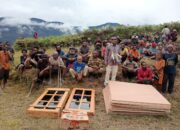 Reses Perdana Ke Distrik Okhika, Anggota DPRD  Pegubin Perlis Kalambain,S.Sos Berikan Sejumlah Bantuan