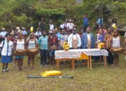 Dorong Pekerjaan Lapter Bamlyei Distrik Weime, Senator Papua Pegunungan Apia Lepitalen, S.IAN,MM Serahkan Sejumlah Batuan Alat Kerja
