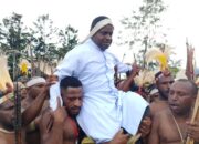 Tiba Di Oksibil, Pastor Charles Singpanki Pr, Disambut Antusias Umat Katolik Paroki Rohkudus Mabilabol Di Bandar Udara Oksibil.
