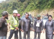 Kunker ke Distrik Okaom, 6 Anggota DPRK Jalur Otsus Pegubin Tinjau Pengaspalan Jalan Oksibil–Okaom dan Jembatan Digoel III